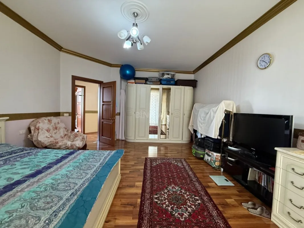 Satılır 3 otaqlı mənzil 165 m²