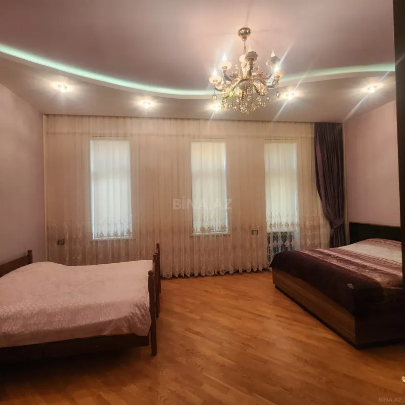 Satılır 10 otaqlı həyət evi 700 m²