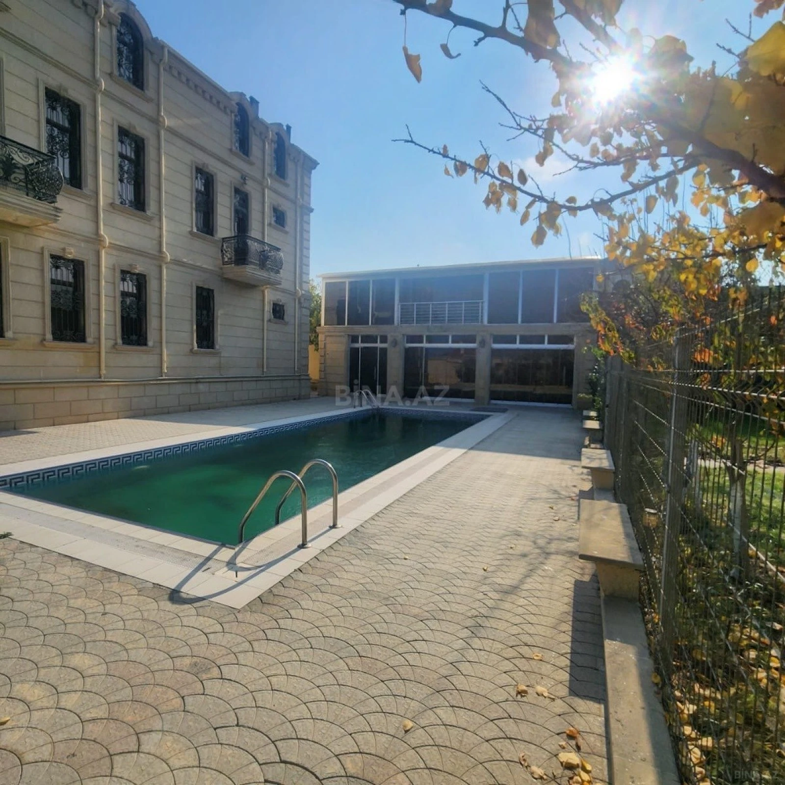 Satılır 10 otaqlı həyət evi 700 m²