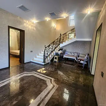 Satılır 10 otaqlı həyət evi 700 m²