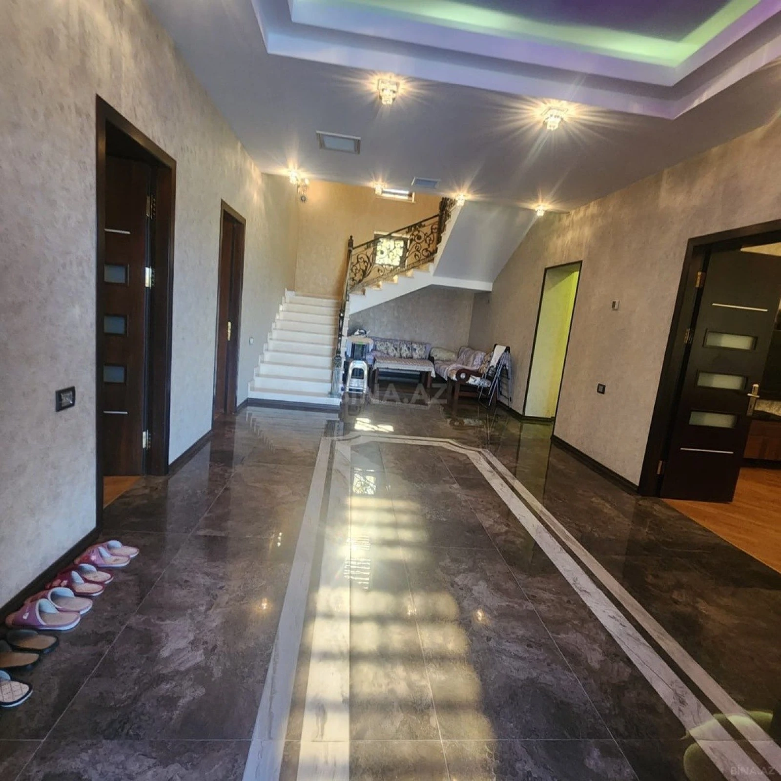 Satılır 10 otaqlı həyət evi 700 m²