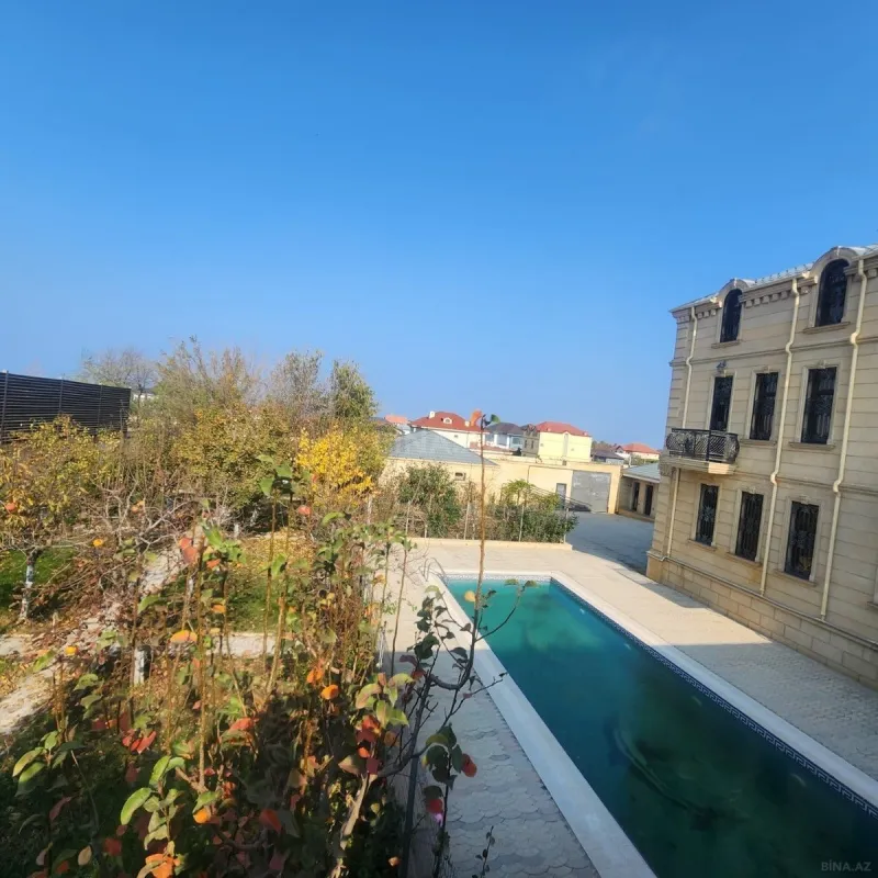 Satılır 10 otaqlı həyət evi 700 m²
