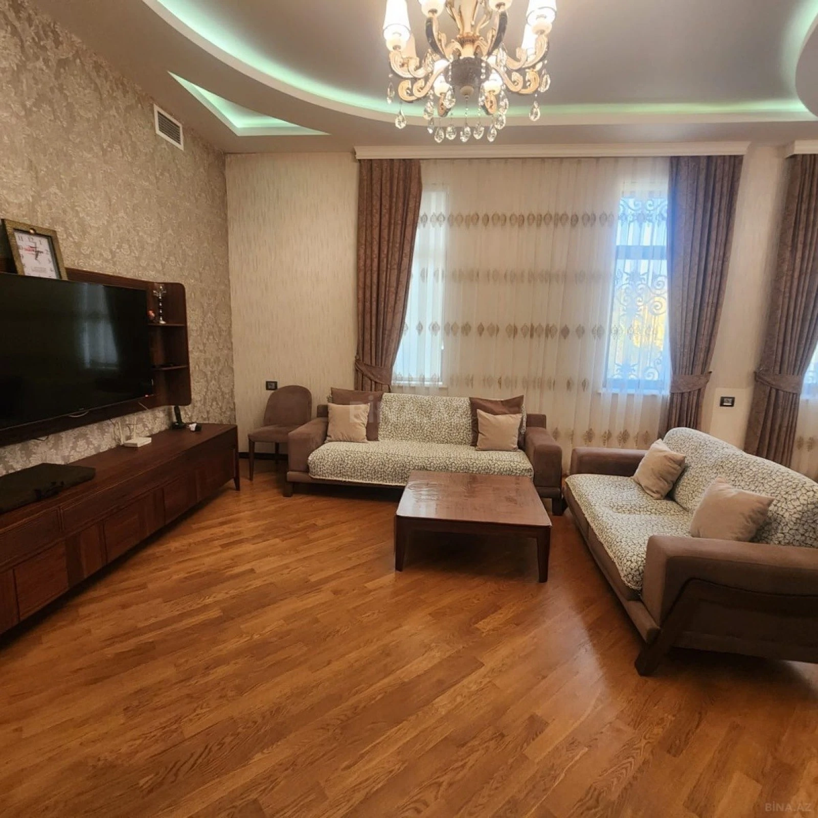 Satılır 10 otaqlı həyət evi 700 m²