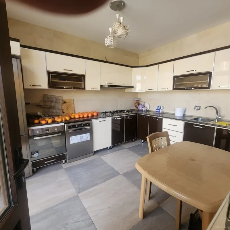 Satılır 10 otaqlı həyət evi 700 m²