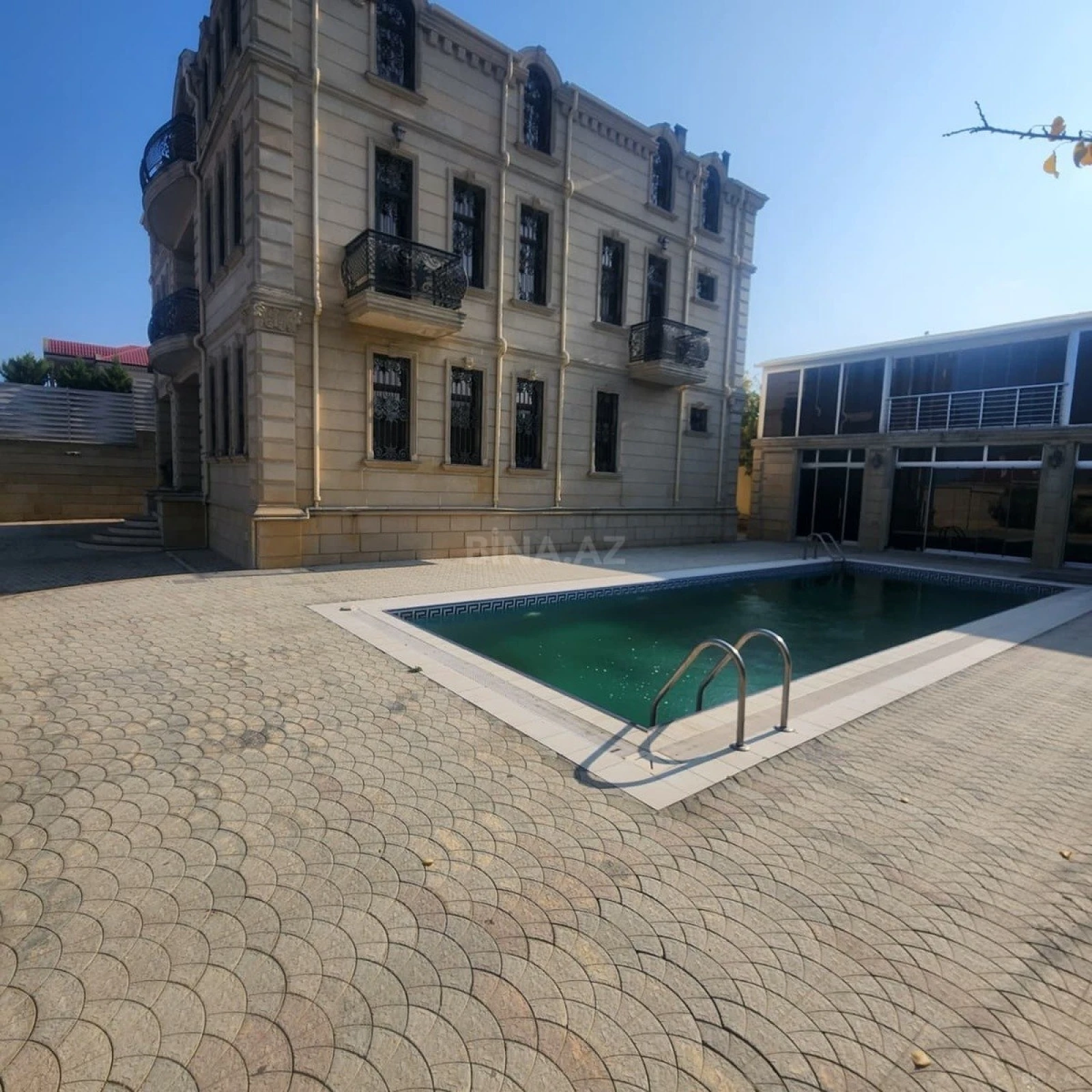 Satılır 10 otaqlı həyət evi 700 m²