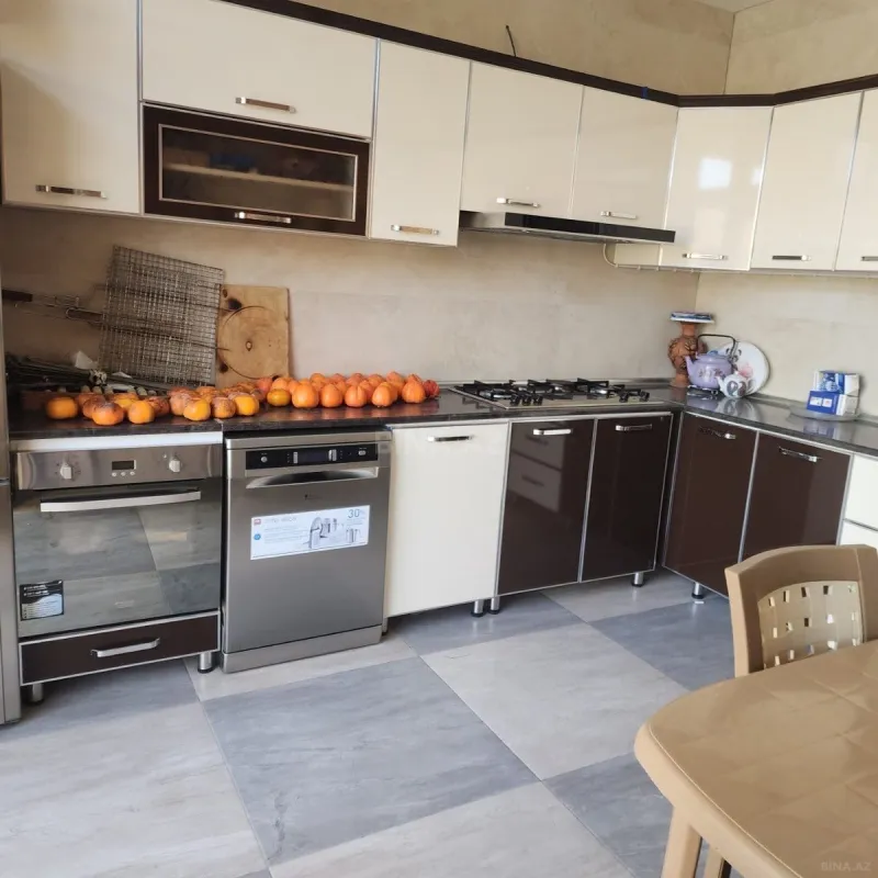 Satılır 10 otaqlı həyət evi 700 m²