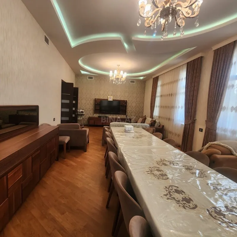 Satılır 10 otaqlı həyət evi 700 m²