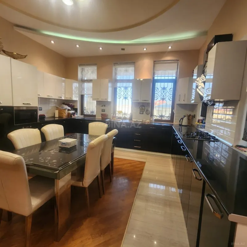 Satılır 10 otaqlı həyət evi 700 m²