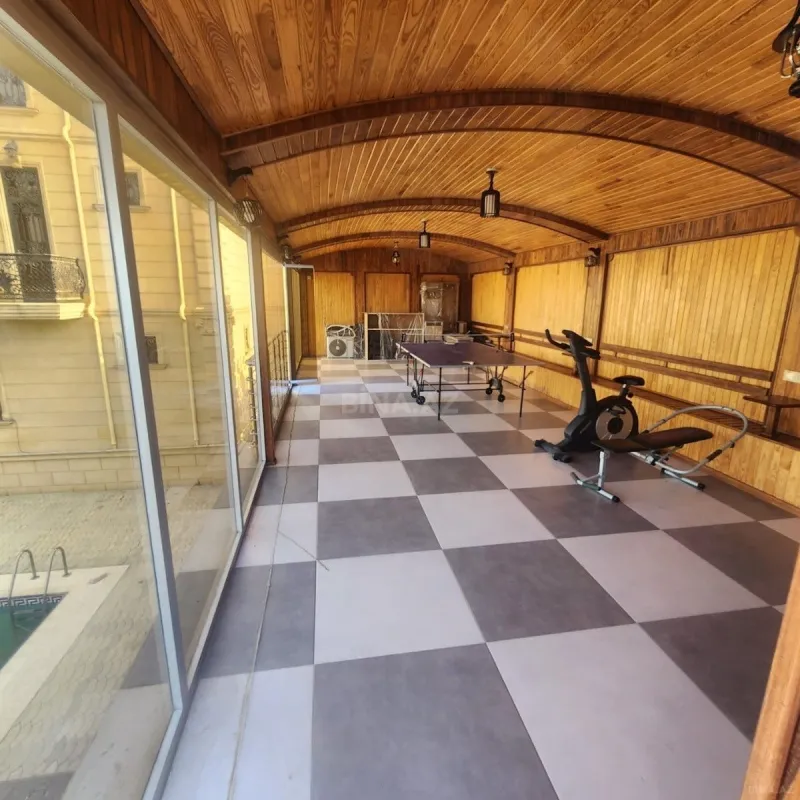 Satılır 10 otaqlı həyət evi 700 m²