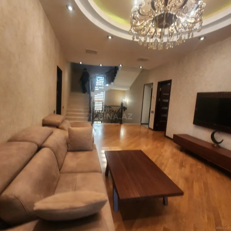 Satılır 10 otaqlı həyət evi 700 m²