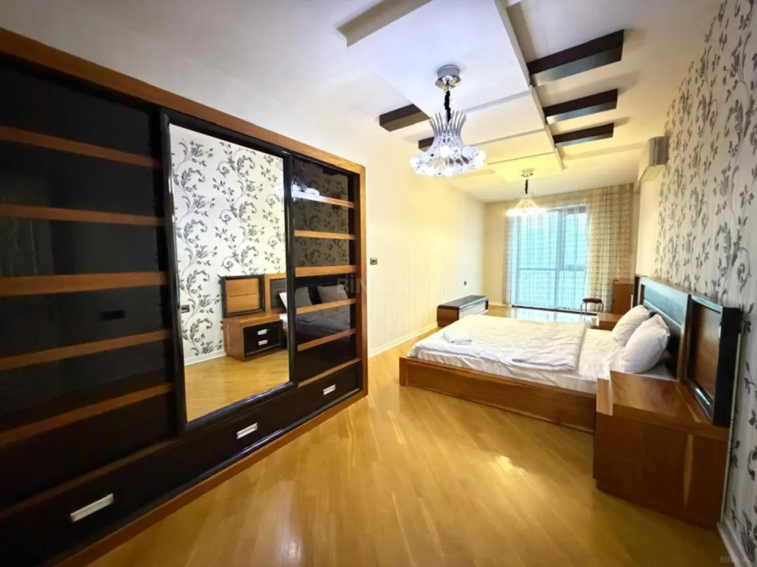 Kirayə verilir 5 otaqlı mənzil 200 m²