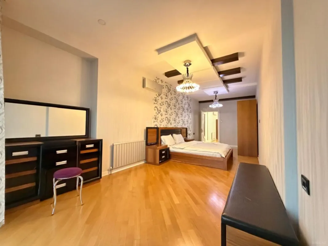 Kirayə verilir 5 otaqlı mənzil 200 m²