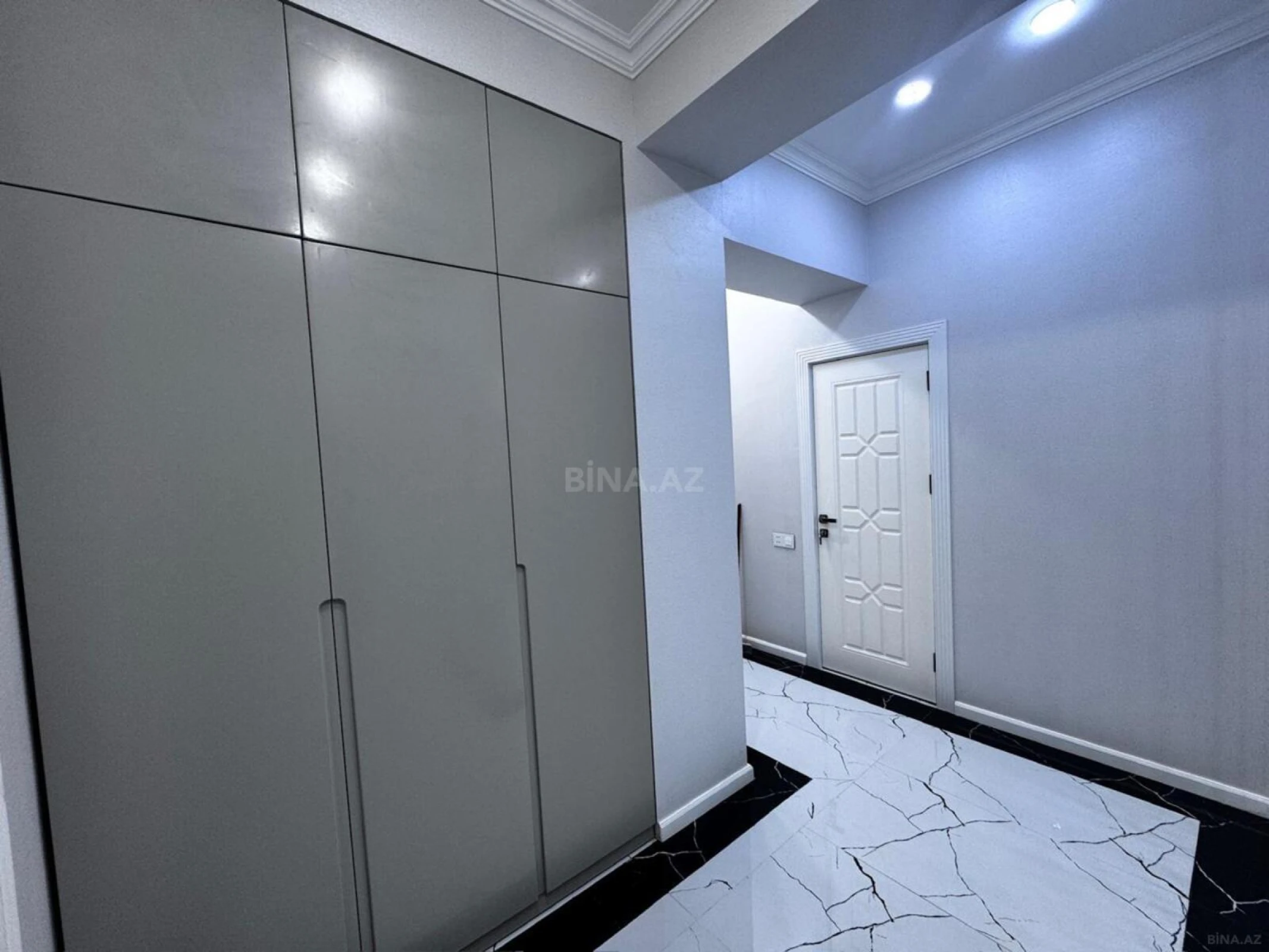 Satılır 2 otaqlı mənzil 77 m²