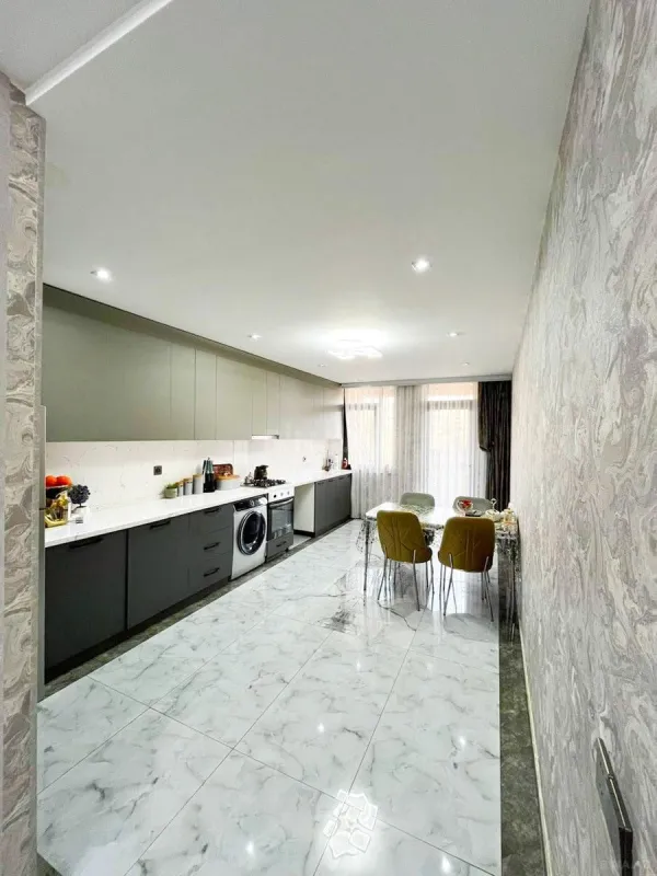 Satılır 3 otaqlı mənzil 135 m²