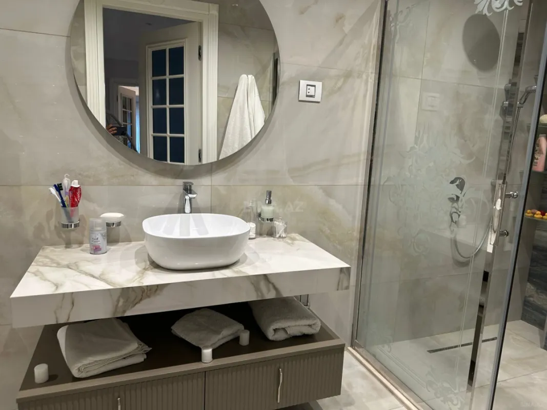 Satılır 4 otaqlı mənzil 270 m²