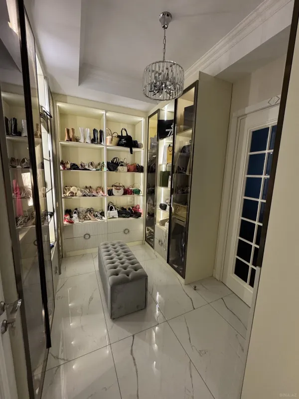 Satılır 4 otaqlı mənzil 270 m²