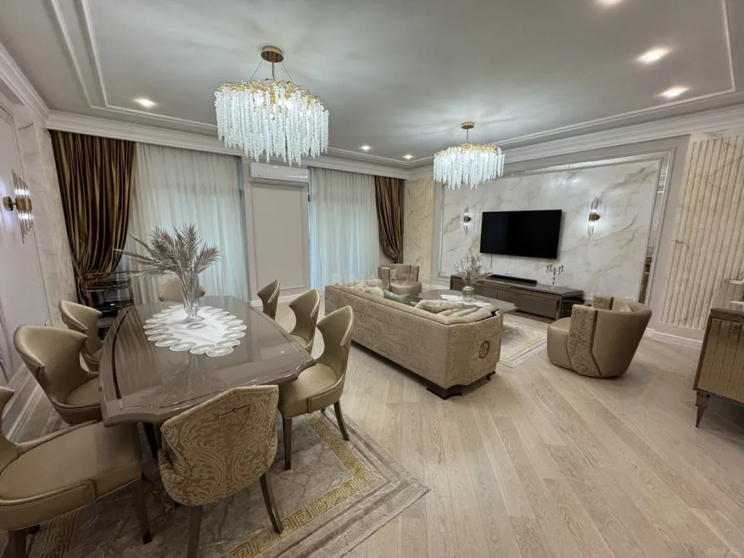 Satılır 4 otaqlı mənzil 270 m²