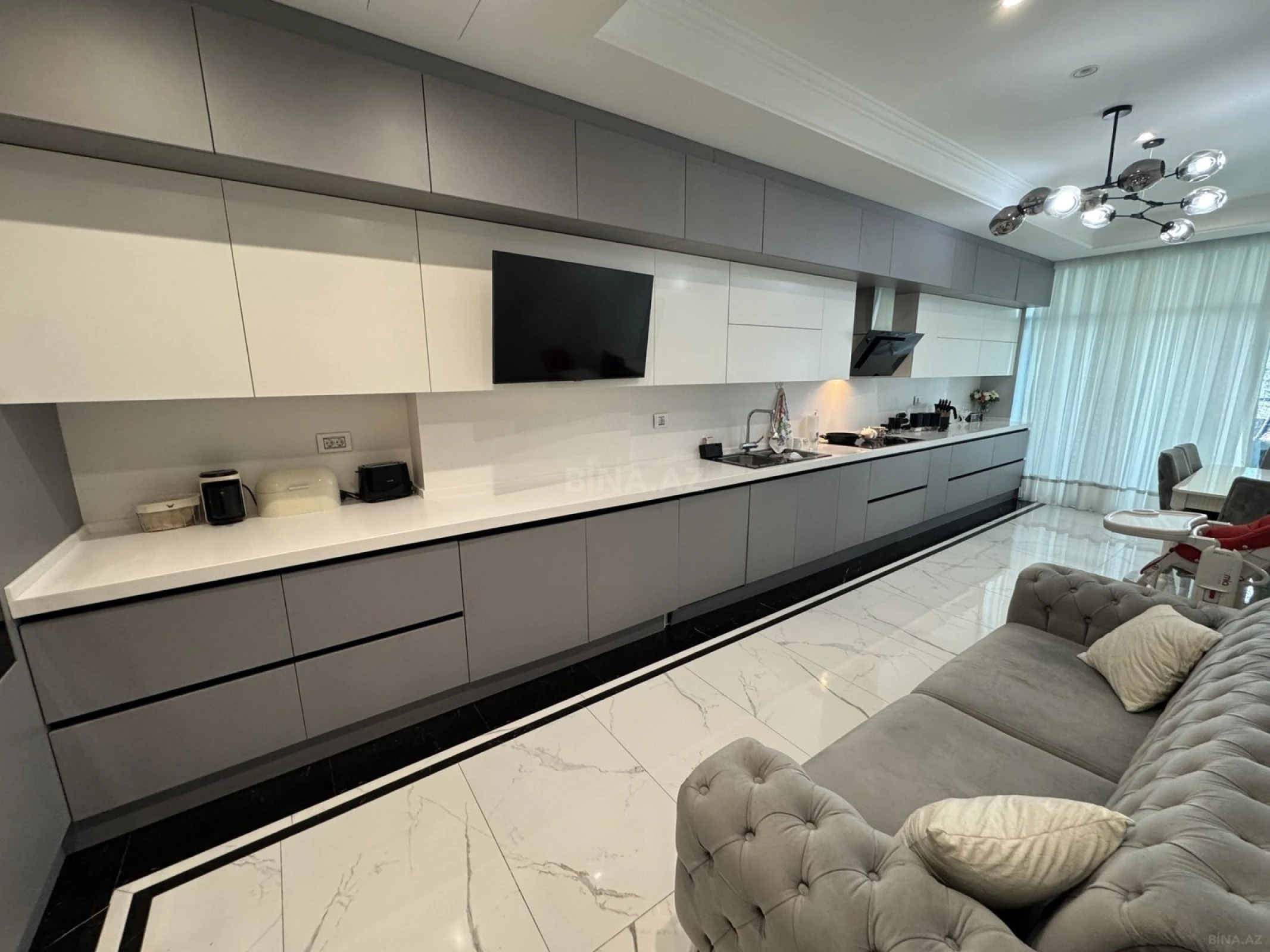 Satılır 4 otaqlı mənzil 270 m²