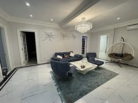 Satılır 4 otaqlı mənzil 270 m²