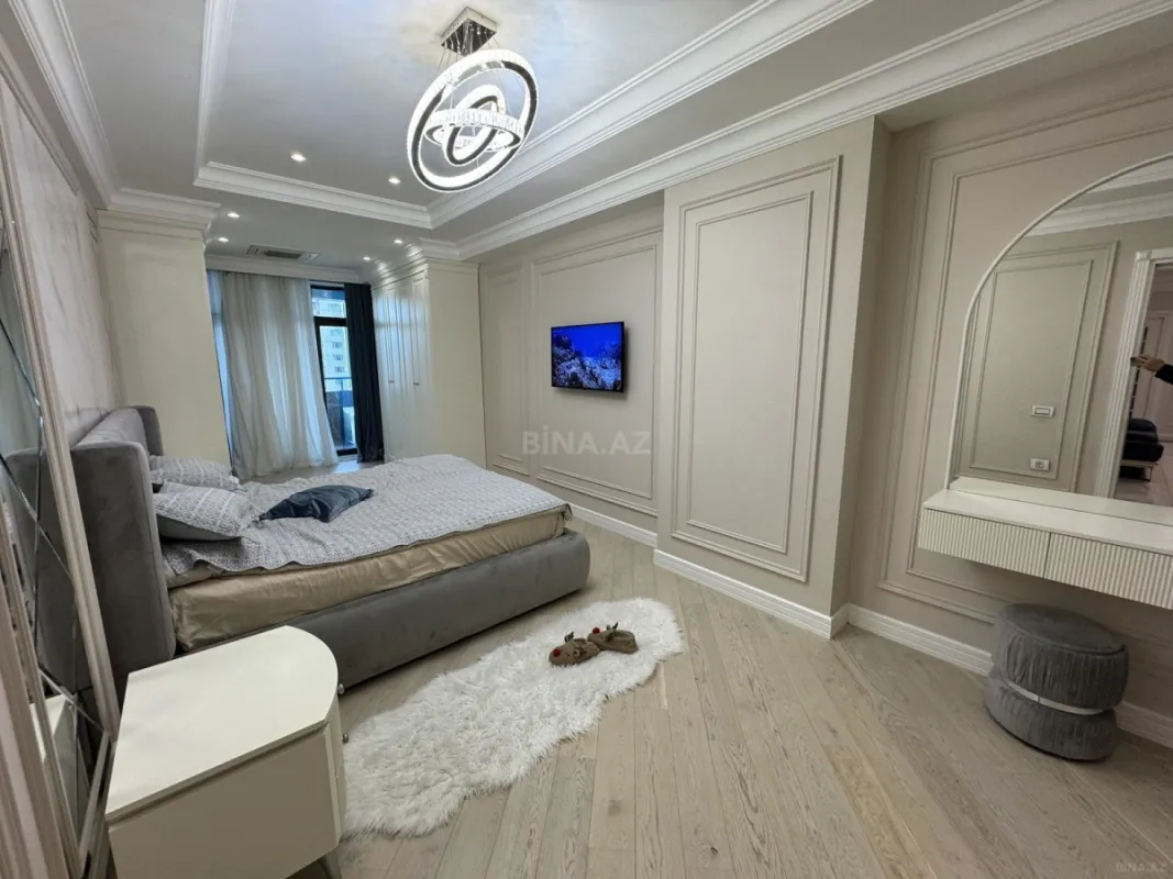 Satılır 4 otaqlı mənzil 270 m²