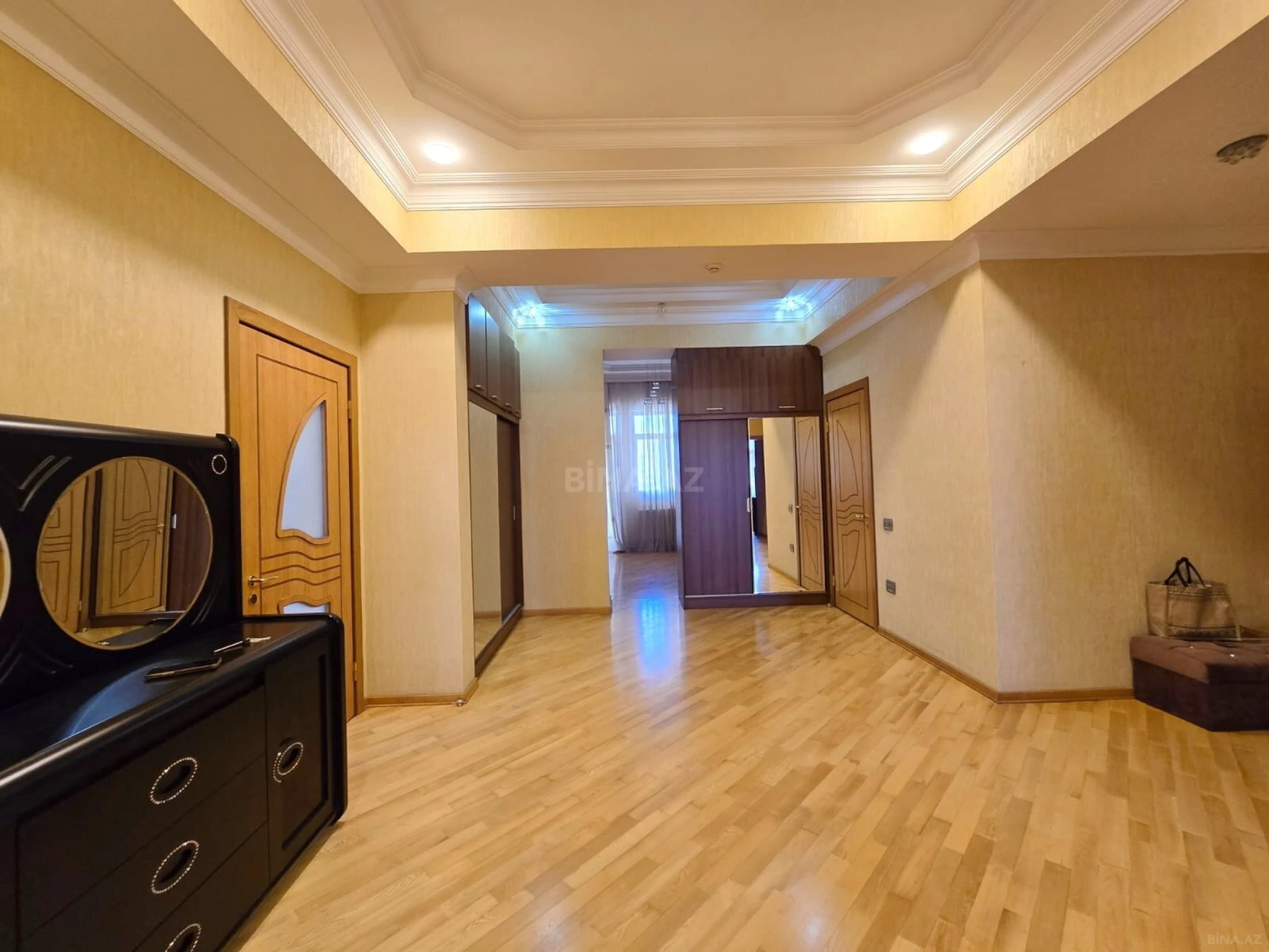 Kirayə verilir 3 otaqlı mənzil 190 m²