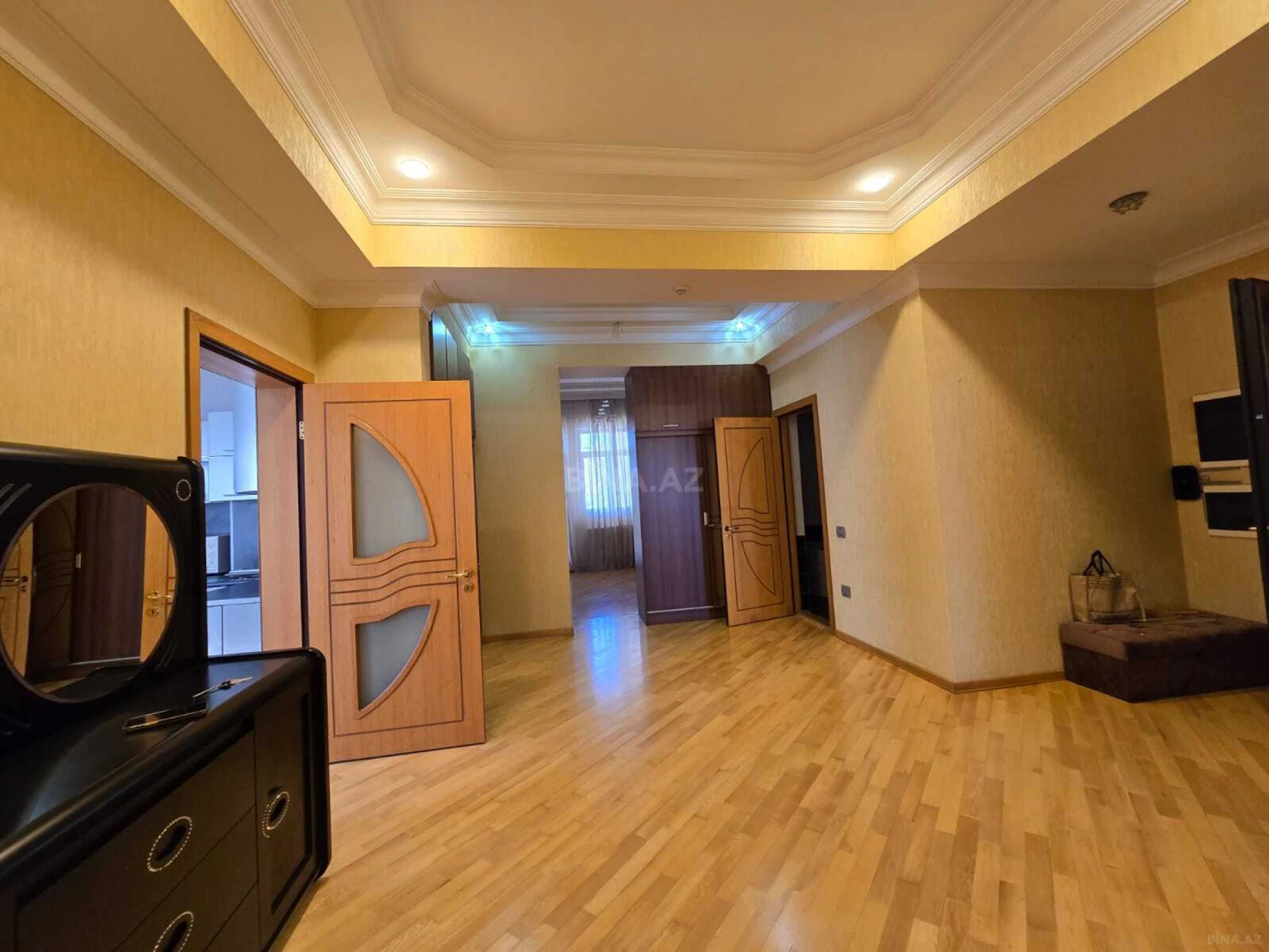 Kirayə verilir 3 otaqlı mənzil 190 m²