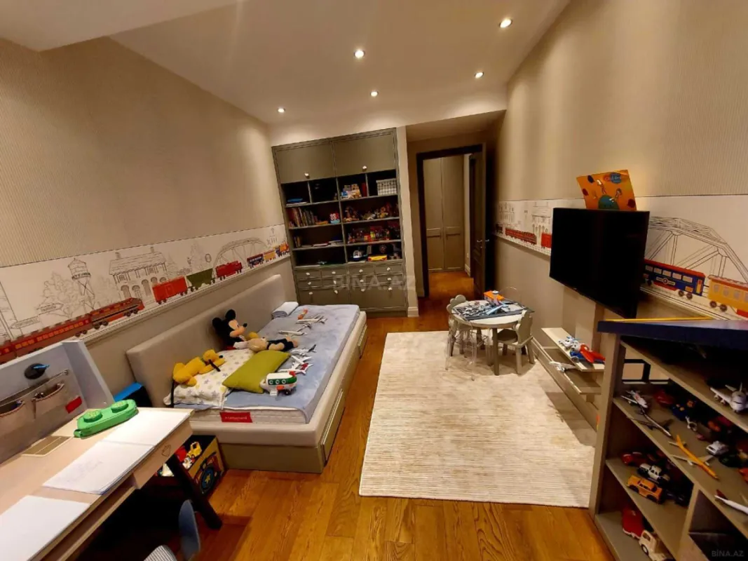 Satılır 4 otaqlı mənzil 162 m²