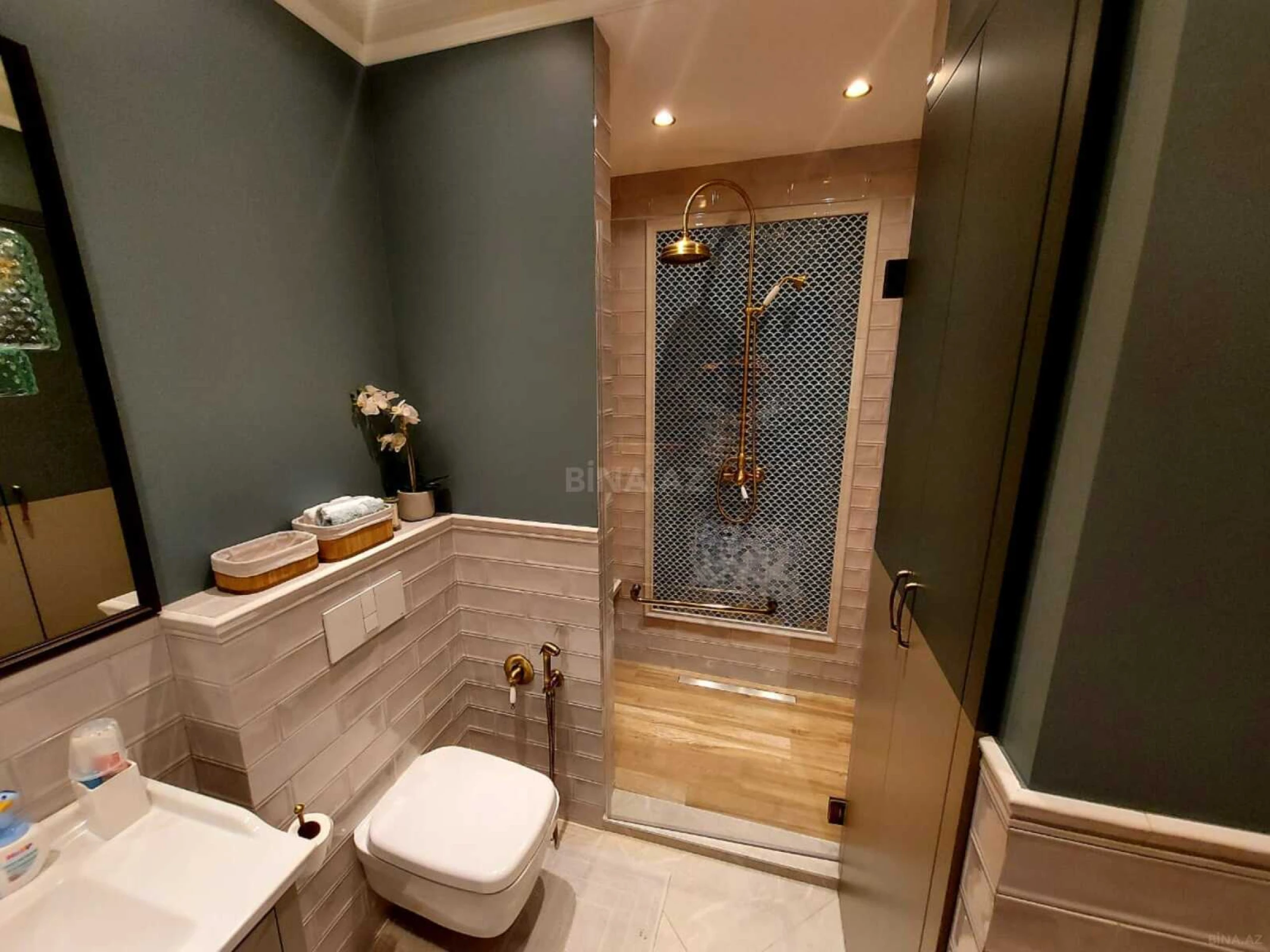 Satılır 4 otaqlı mənzil 162 m²