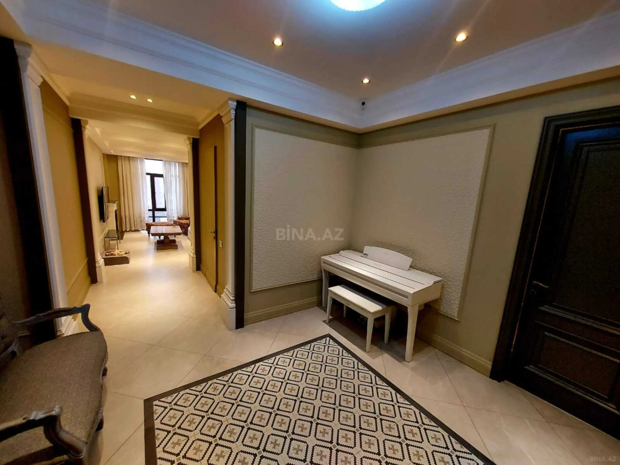 Satılır 4 otaqlı mənzil 162 m²