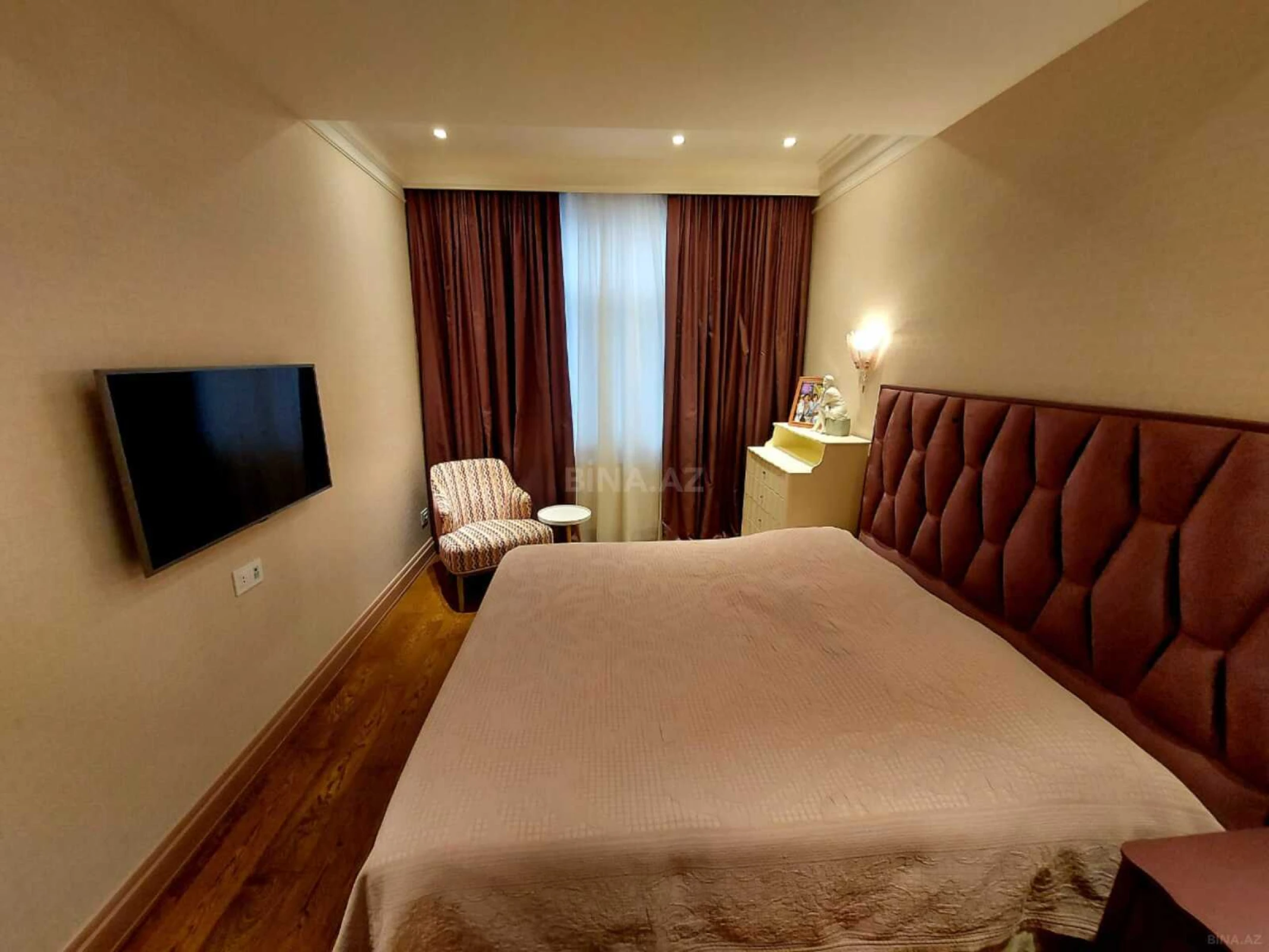 Satılır 4 otaqlı mənzil 162 m²