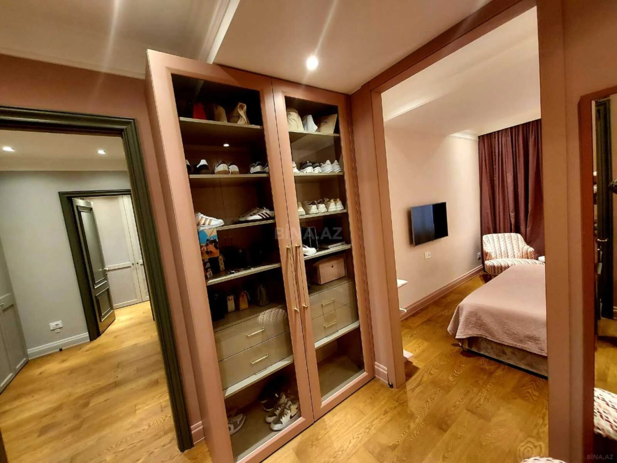 Satılır 4 otaqlı mənzil 162 m²