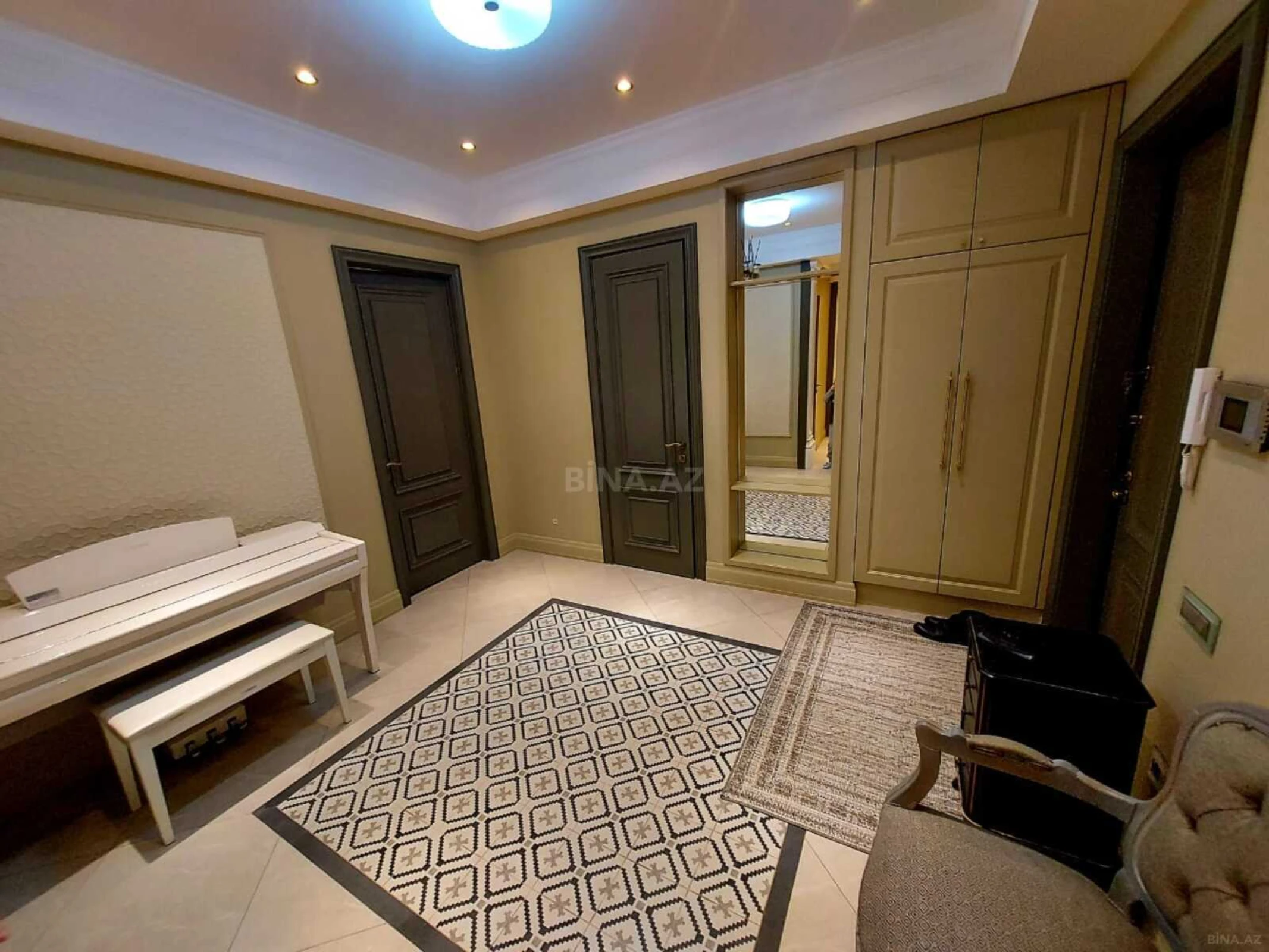 Satılır 4 otaqlı mənzil 162 m²