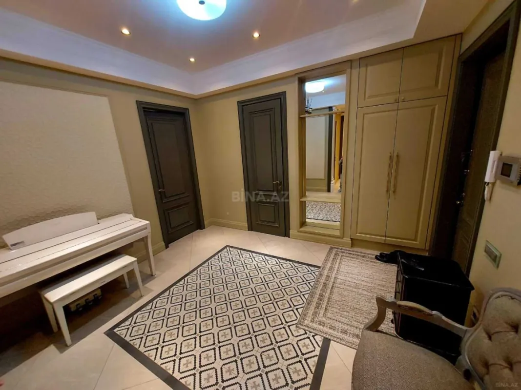 Satılır 4 otaqlı mənzil 162 m²