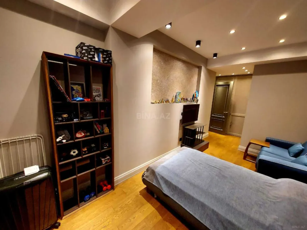 Satılır 4 otaqlı mənzil 162 m²