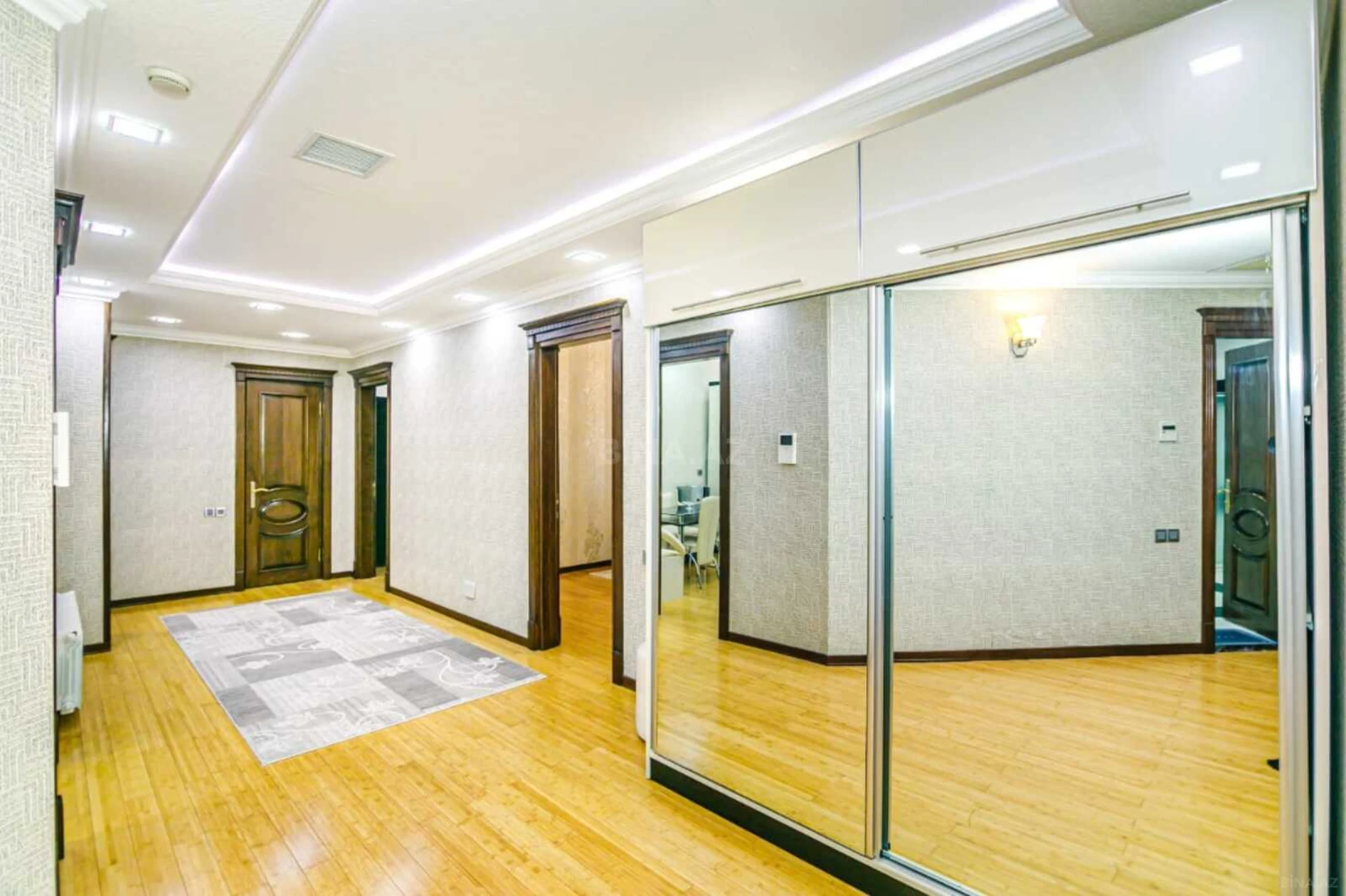 Kirayə verilir 3 otaqlı mənzil 135 m²