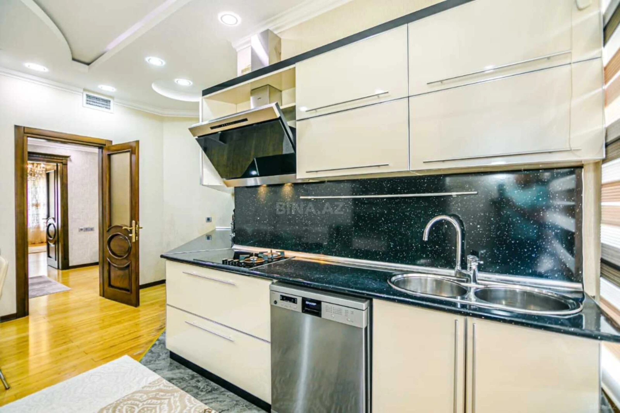 Kirayə verilir 3 otaqlı mənzil 135 m²