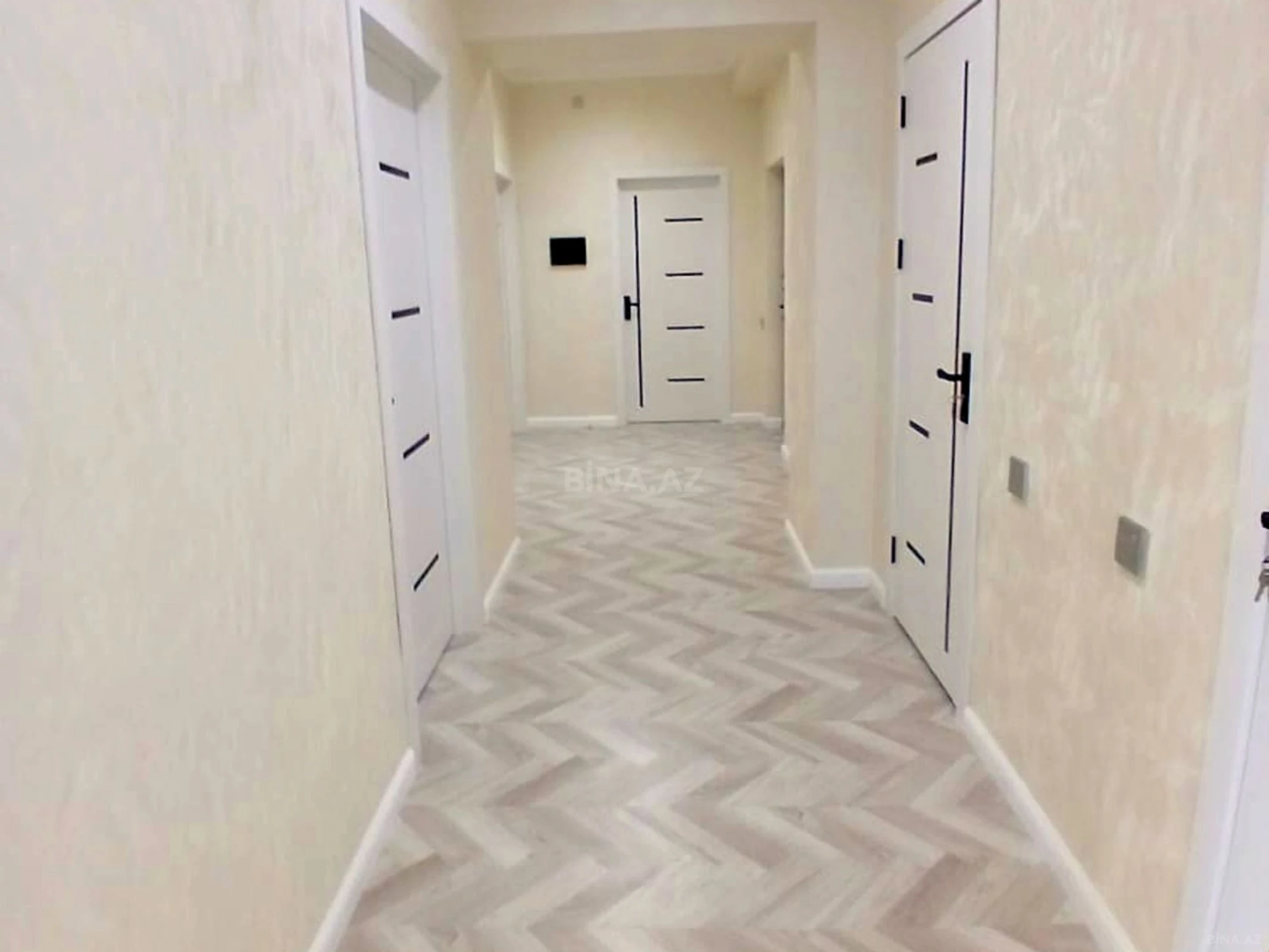 Satılır 4 otaqlı mənzil 121 m²