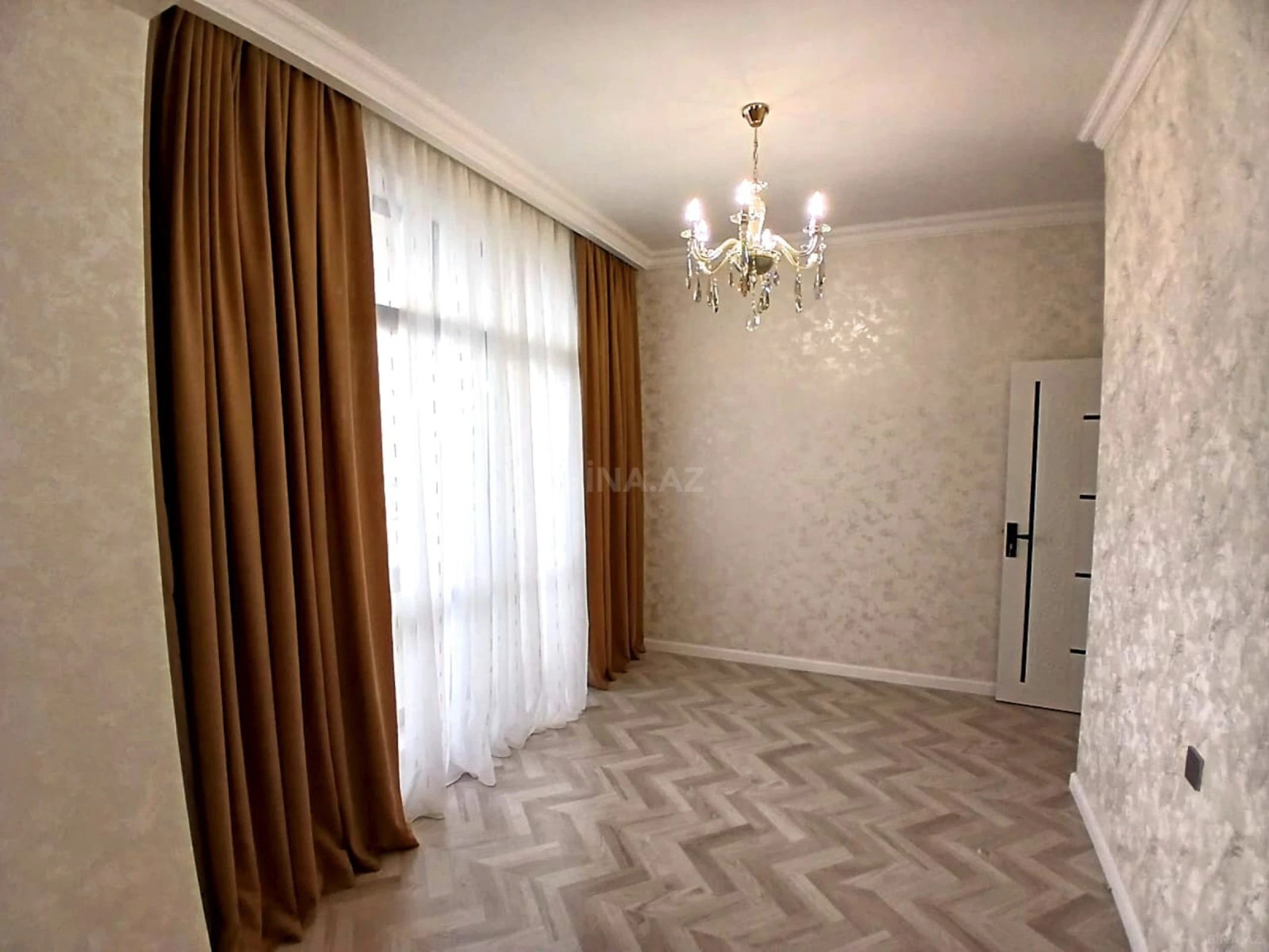 Satılır 4 otaqlı mənzil 121 m²