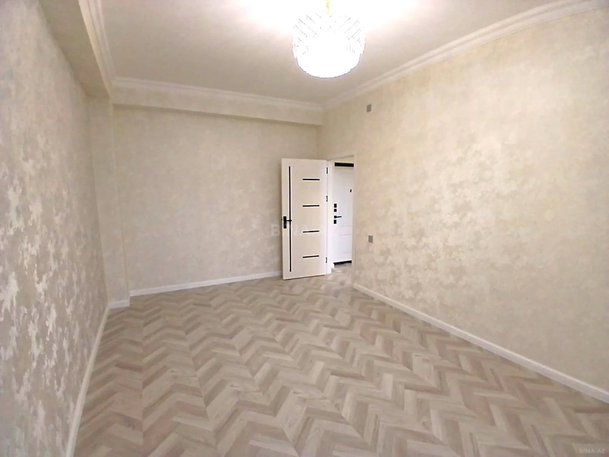 Satılır 4 otaqlı mənzil 121 m²