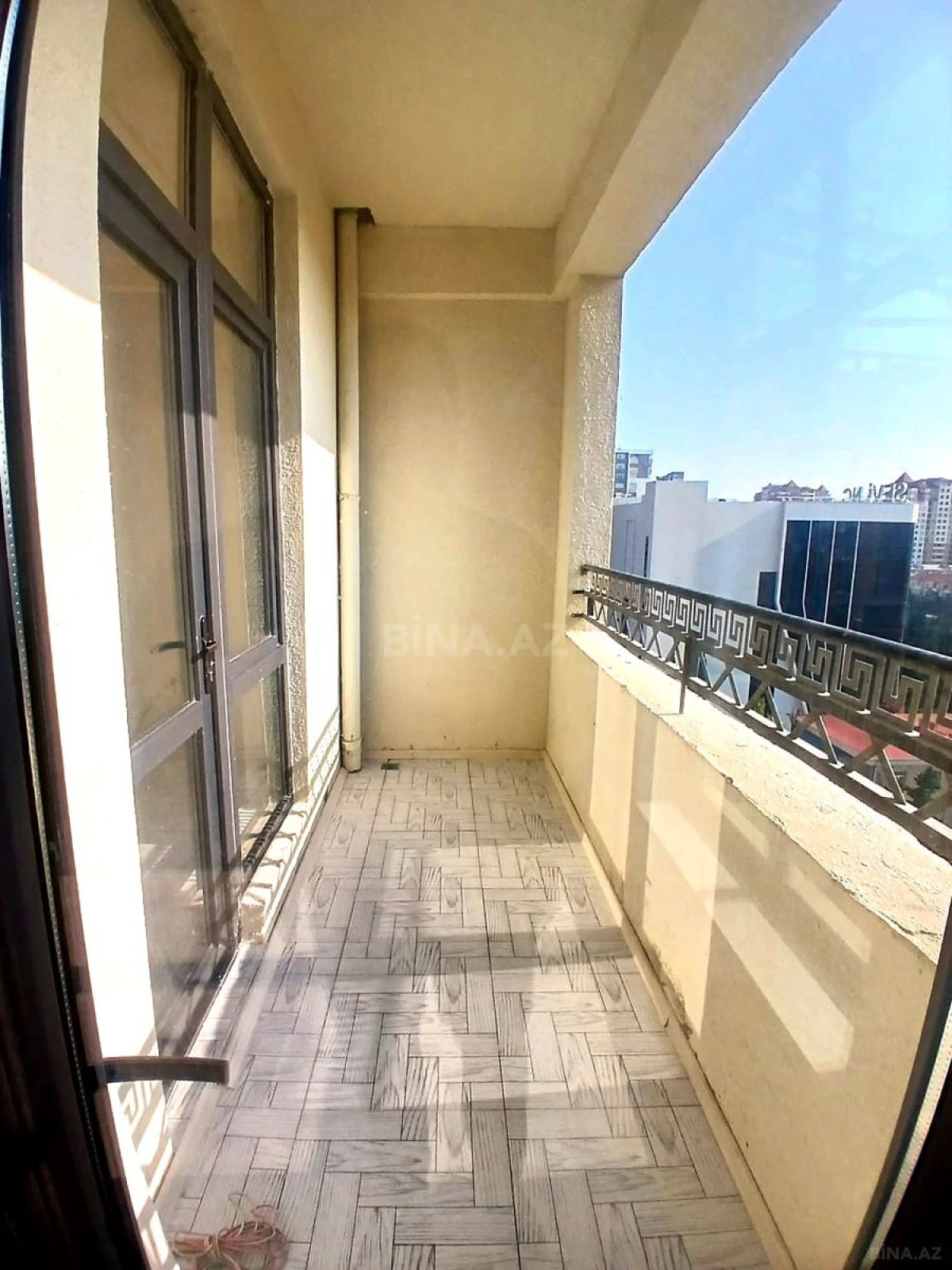 Satılır 4 otaqlı mənzil 121 m²