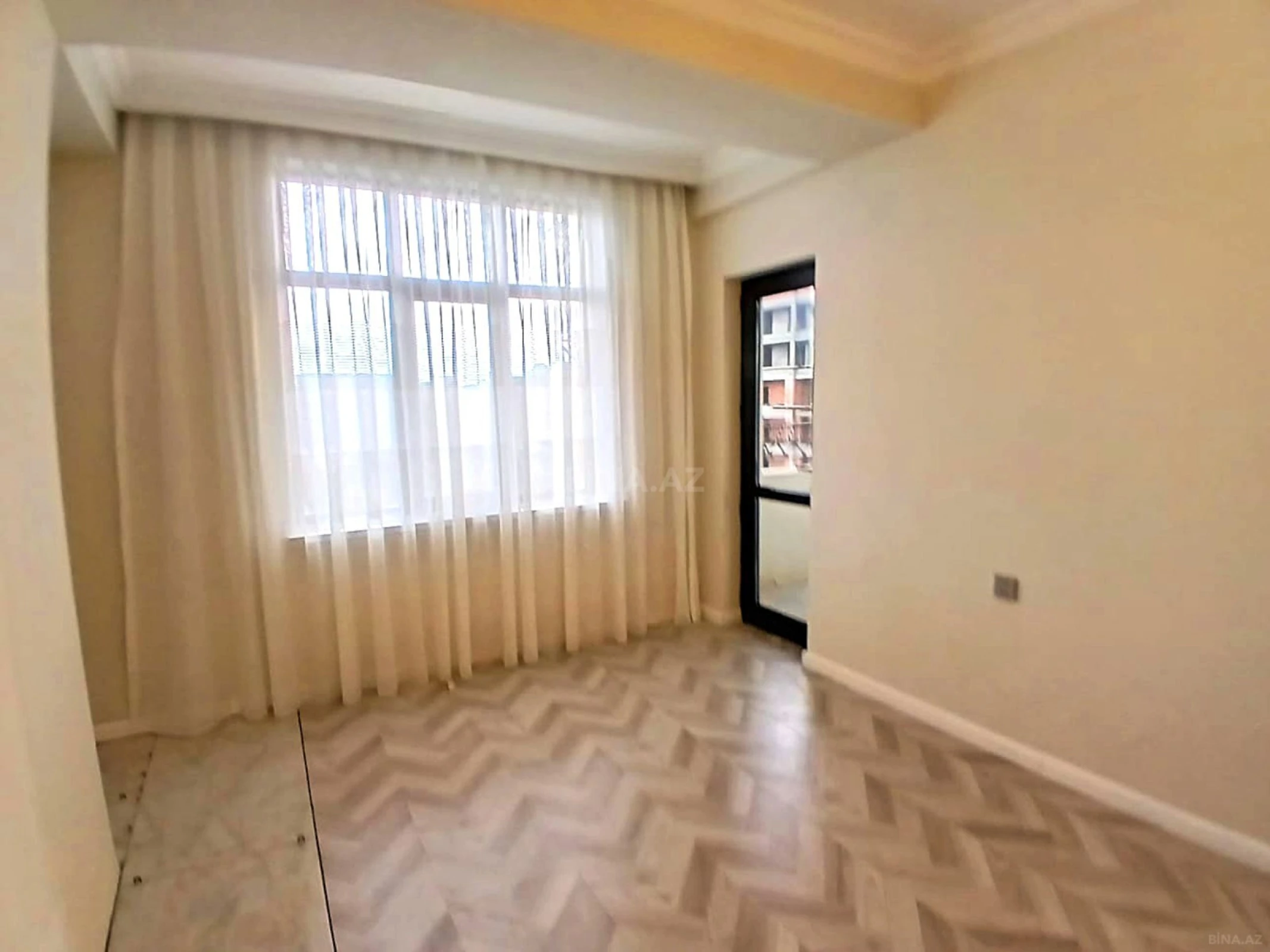 Satılır 4 otaqlı mənzil 121 m²