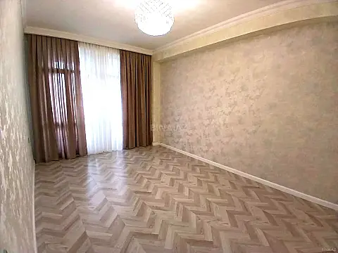 Satılır 4 otaqlı mənzil 121 m²