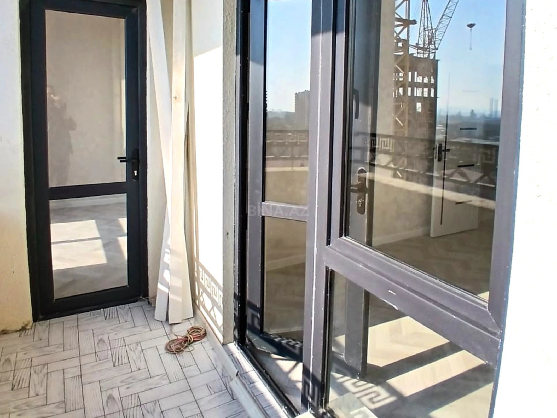 Satılır 4 otaqlı mənzil 121 m²