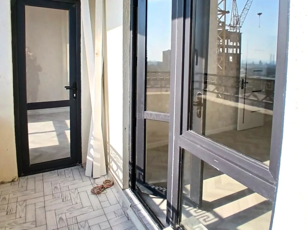 Satılır 4 otaqlı mənzil 121 m²