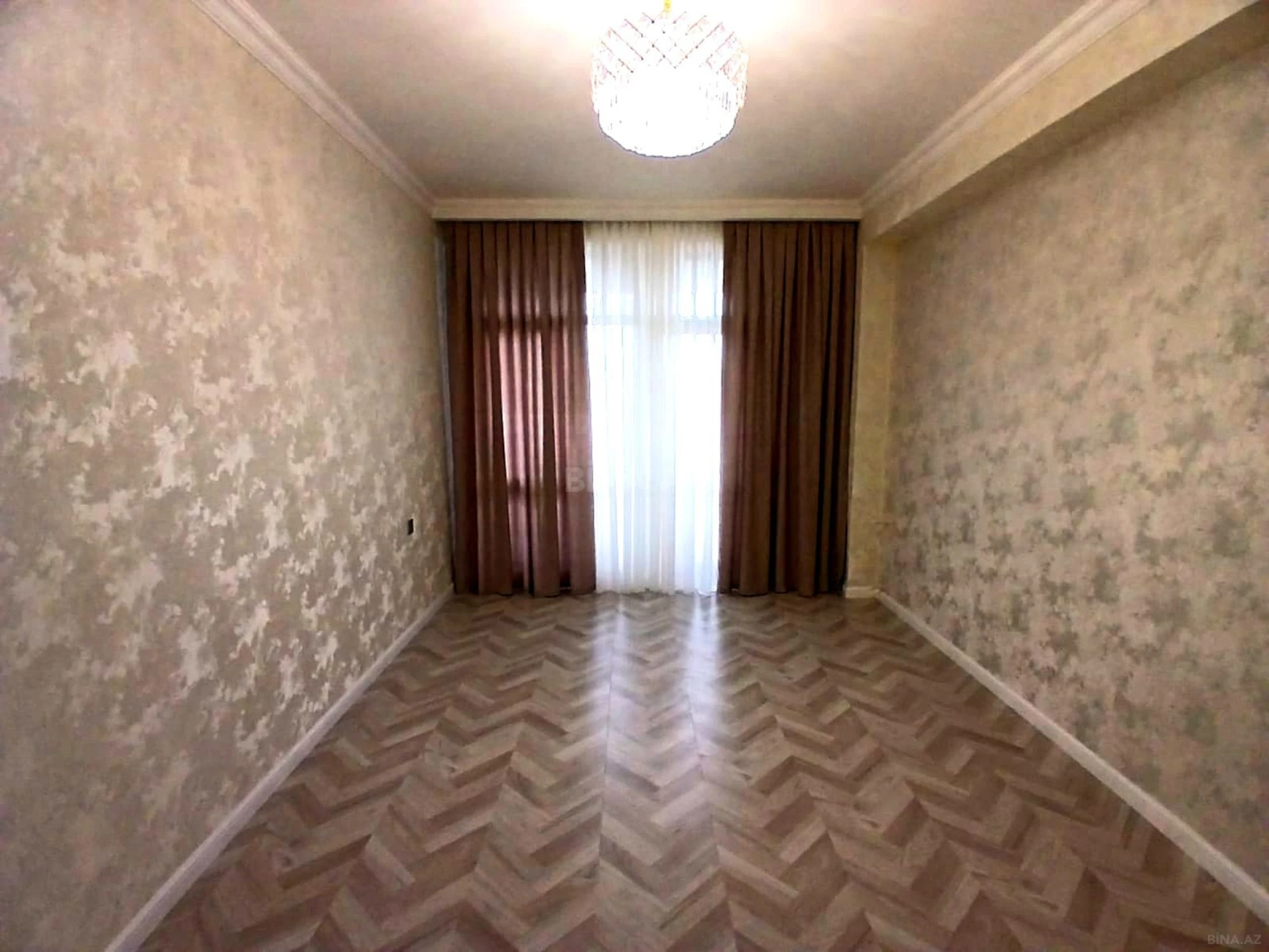 Satılır 4 otaqlı mənzil 121 m²