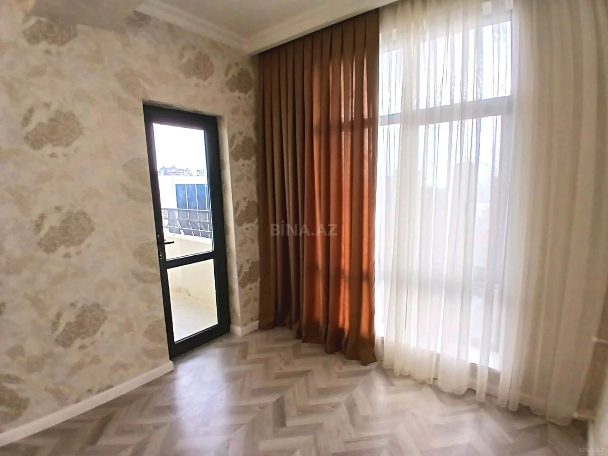 Satılır 4 otaqlı mənzil 121 m²