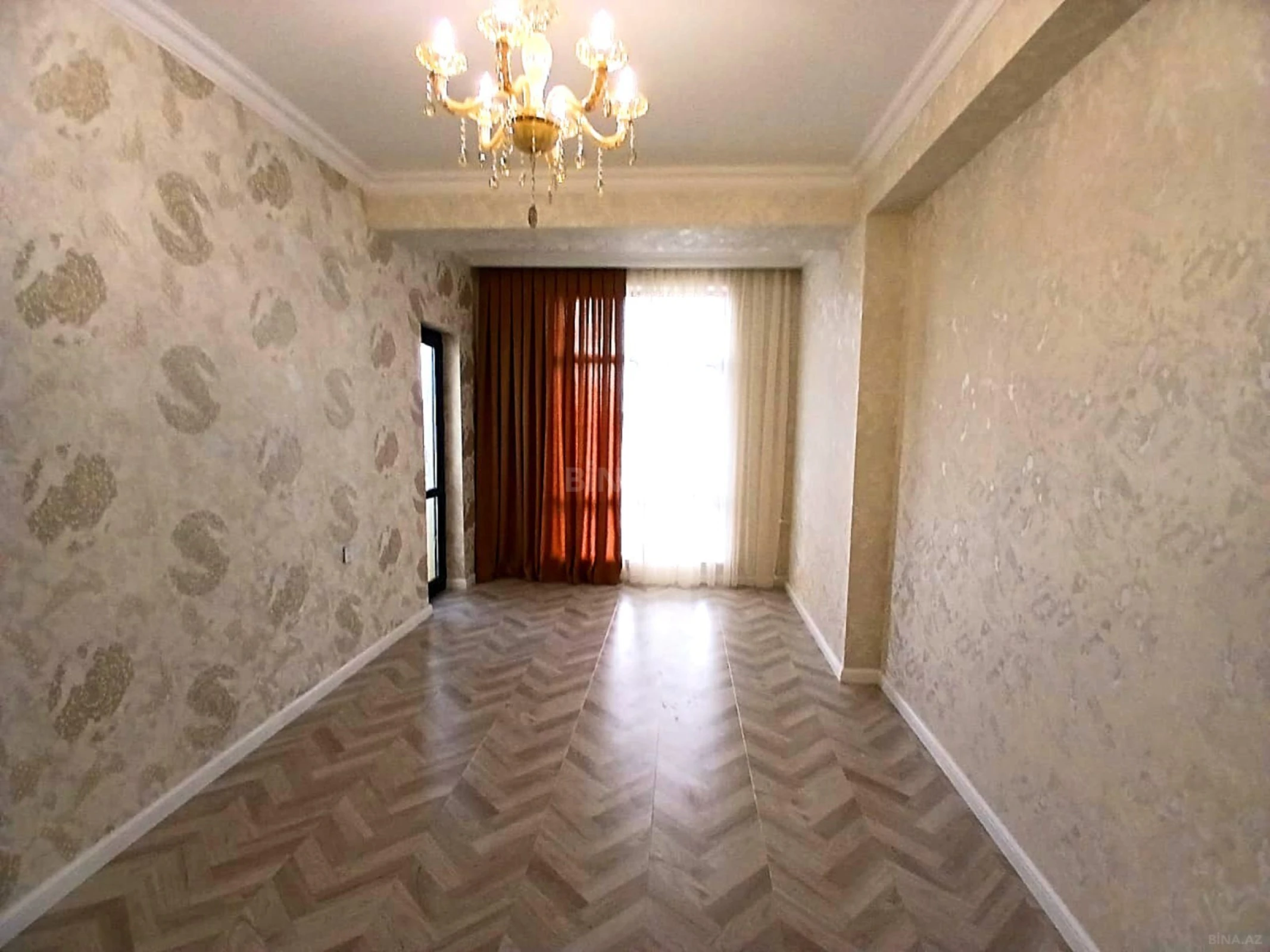 Satılır 4 otaqlı mənzil 121 m²
