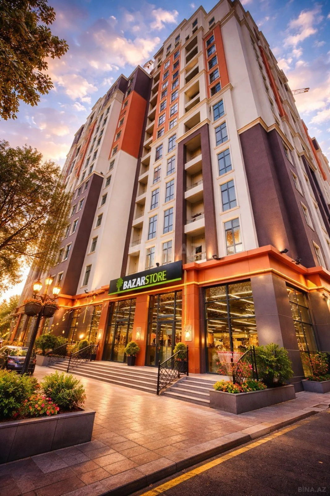 Satılır 4 otaqlı mənzil 121 m²