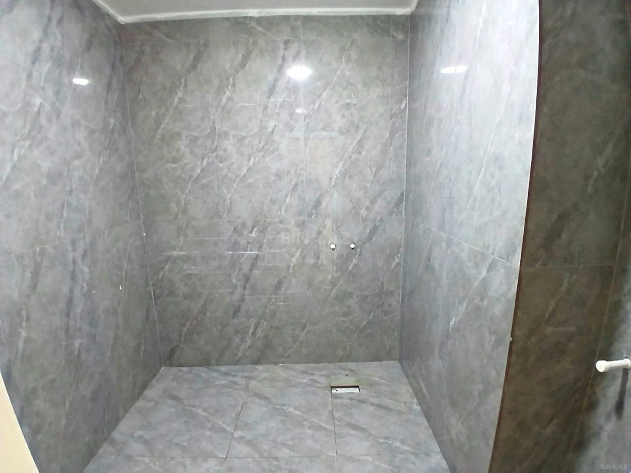 Satılır 4 otaqlı mənzil 121 m²