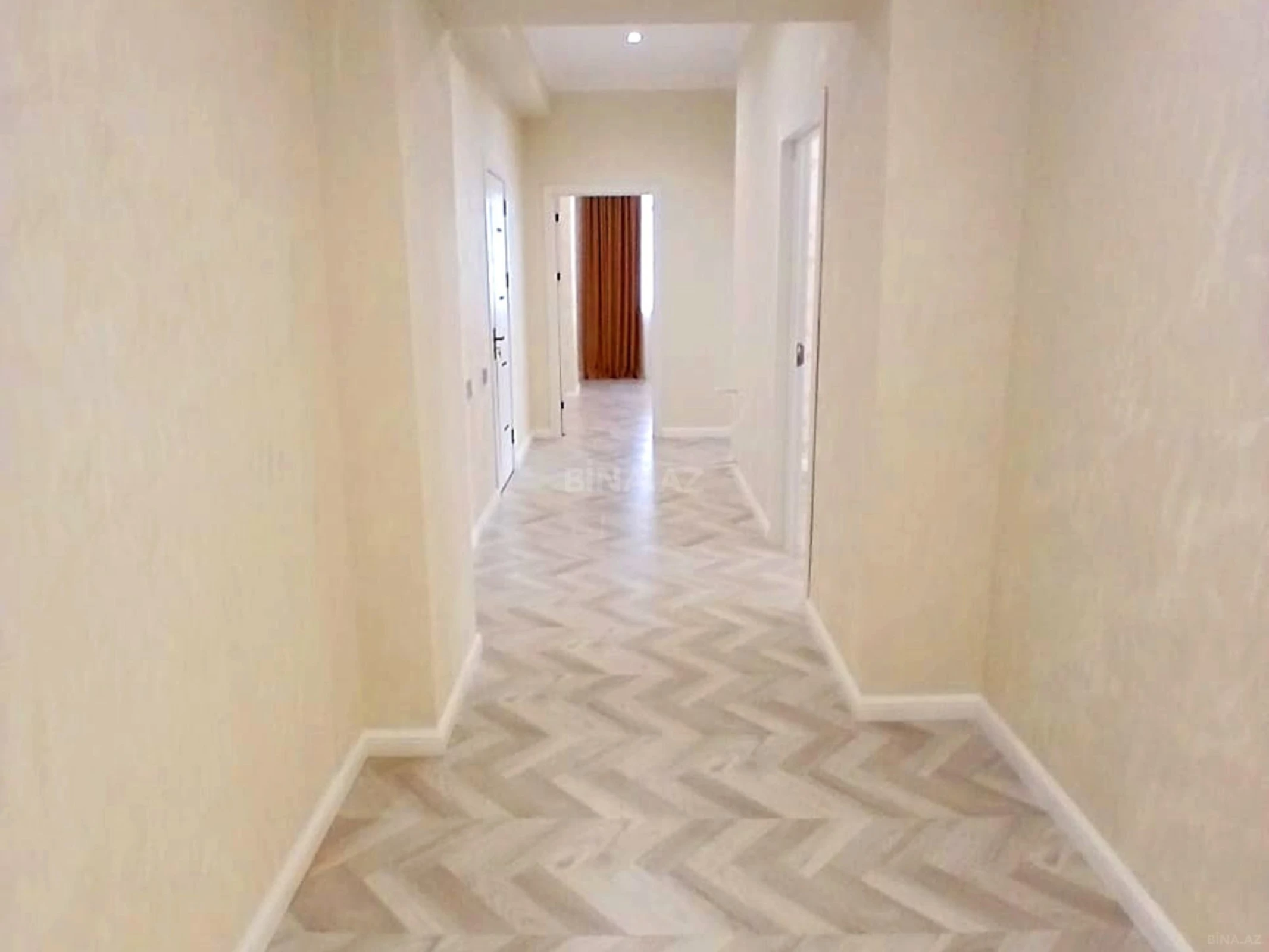 Satılır 4 otaqlı mənzil 121 m²
